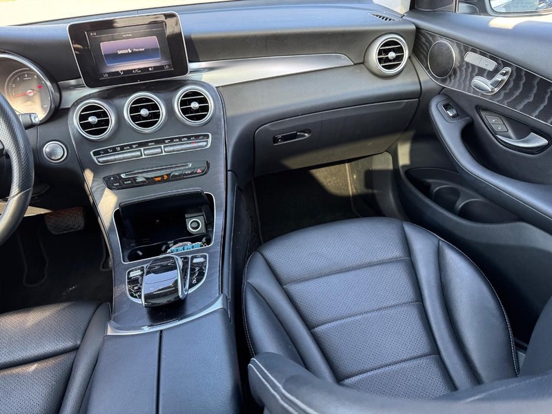 Mercedes-Benz GLC Vehicle Full-screen Gallery Image 16