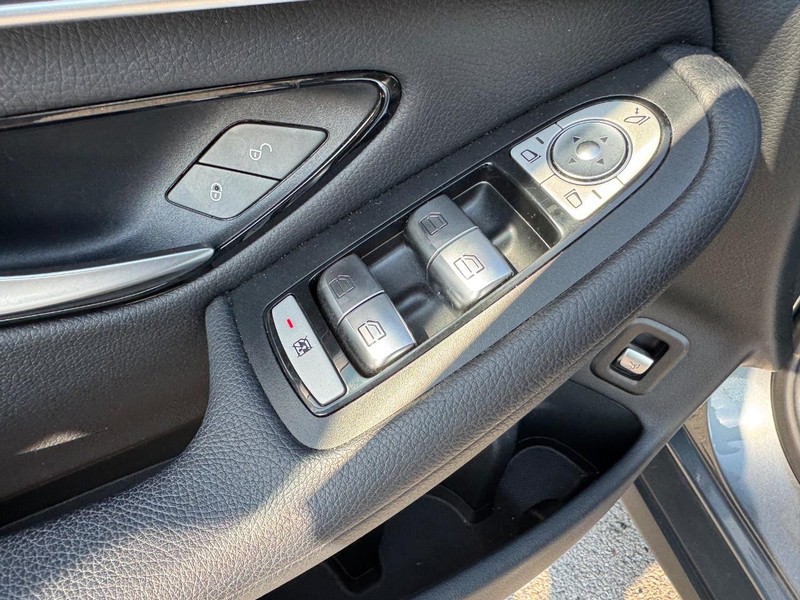 Mercedes-Benz GLC Vehicle Full-screen Gallery Image 18
