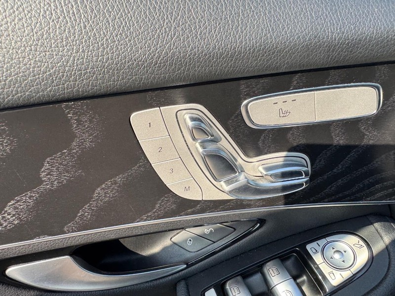 Mercedes-Benz GLC Vehicle Full-screen Gallery Image 19