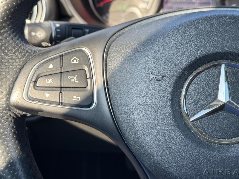 Mercedes-Benz GLC Vehicle Full-screen Gallery Image 21