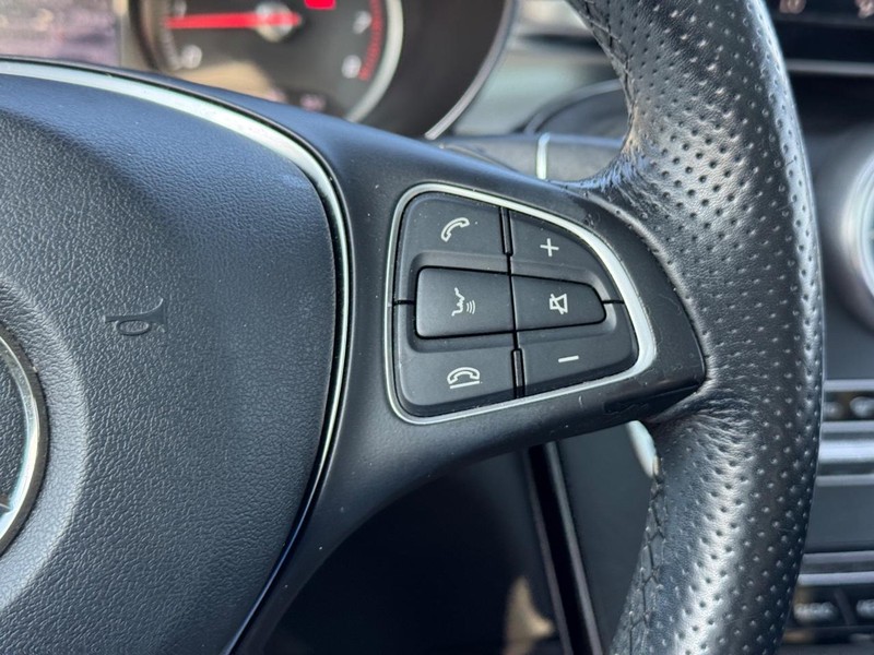 Mercedes-Benz GLC Vehicle Full-screen Gallery Image 22
