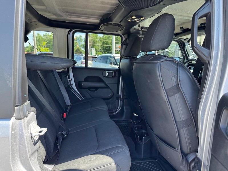 Jeep Wrangler Unlimited Vehicle Full-screen Gallery Image 12