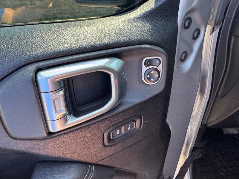 Jeep Wrangler Unlimited Vehicle Full-screen Gallery Image 17