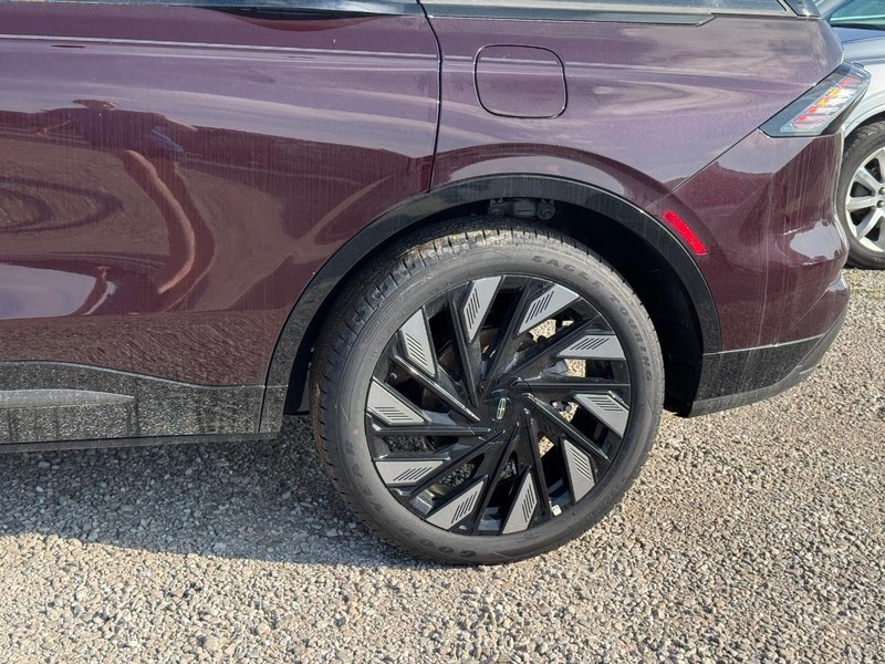 Lincoln Nautilus Vehicle Full-screen Gallery Image 10
