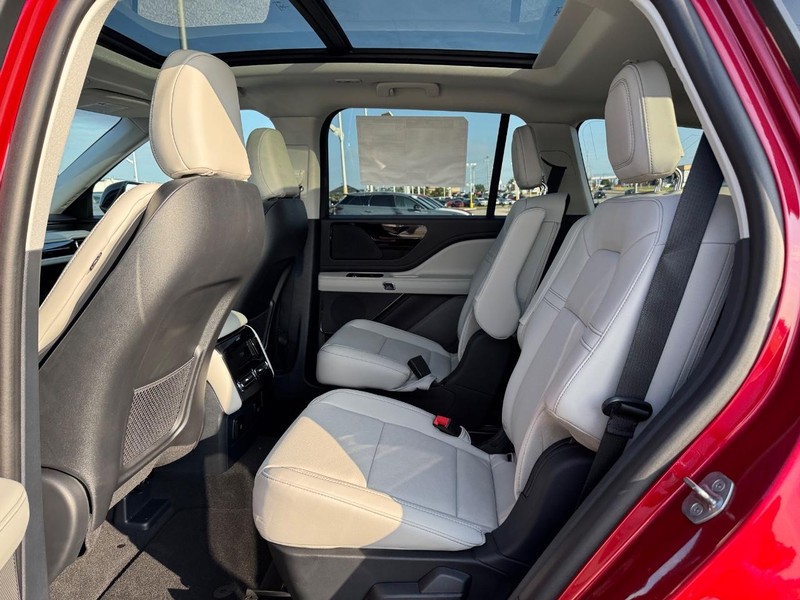 Lincoln Aviator Vehicle Full-screen Gallery Image 11