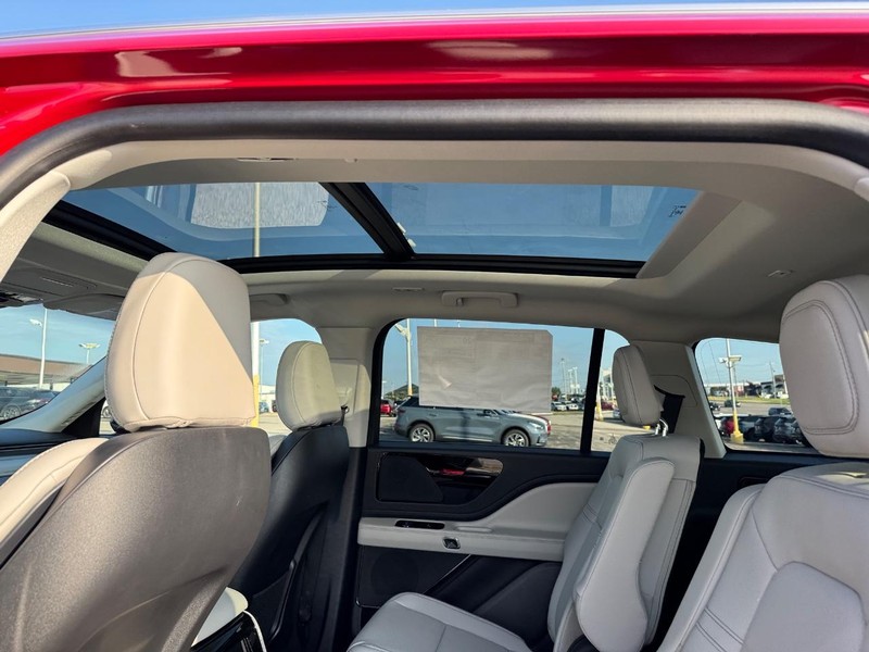 Lincoln Aviator Vehicle Full-screen Gallery Image 12