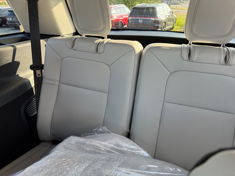 Lincoln Aviator Vehicle Full-screen Gallery Image 14