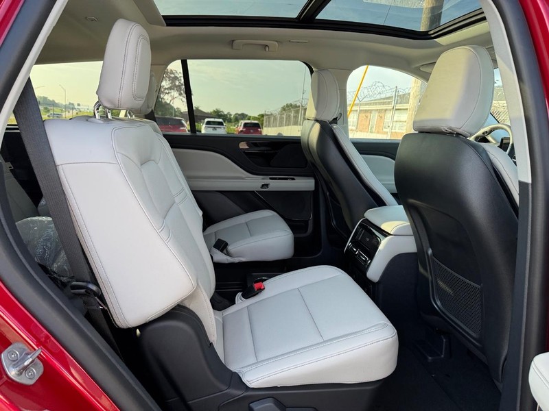 Lincoln Aviator Vehicle Full-screen Gallery Image 15