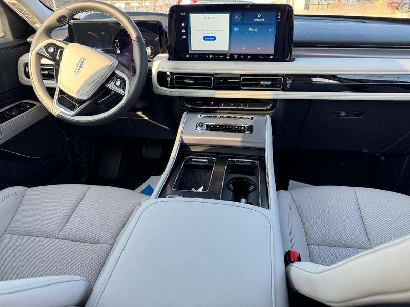 Lincoln Aviator Vehicle Full-screen Gallery Image 16