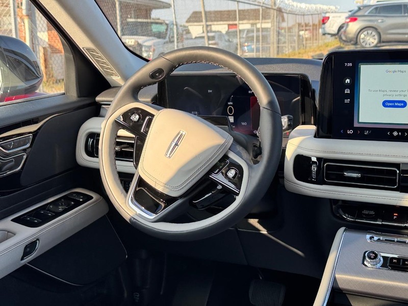 Lincoln Aviator Vehicle Full-screen Gallery Image 17