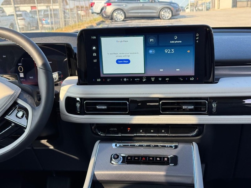Lincoln Aviator Vehicle Full-screen Gallery Image 18