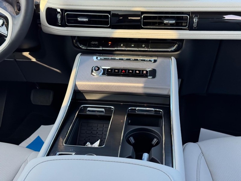 Lincoln Aviator Vehicle Full-screen Gallery Image 19