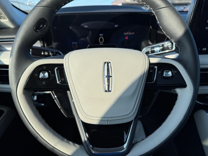 Lincoln Aviator Vehicle Full-screen Gallery Image 23