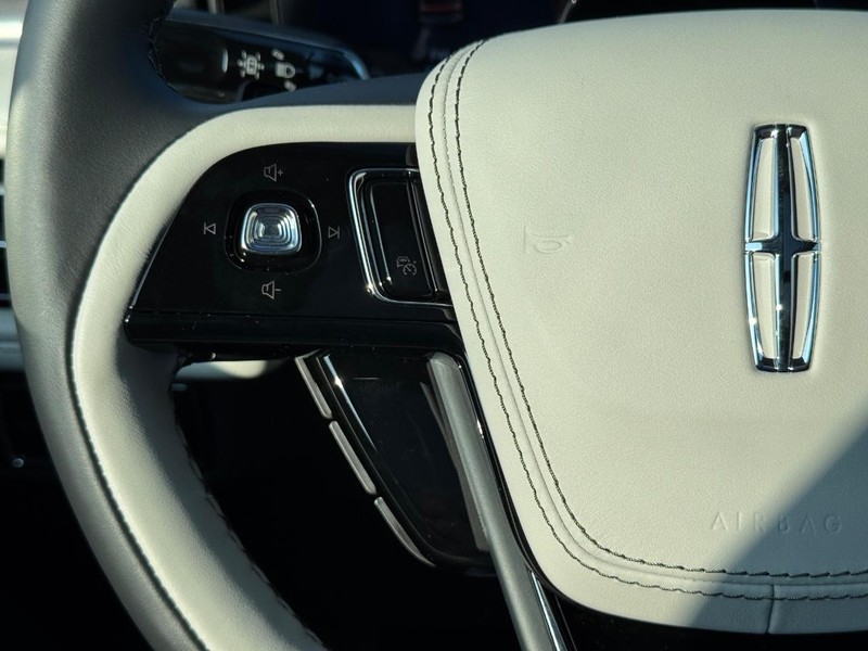 Lincoln Aviator Vehicle Full-screen Gallery Image 24