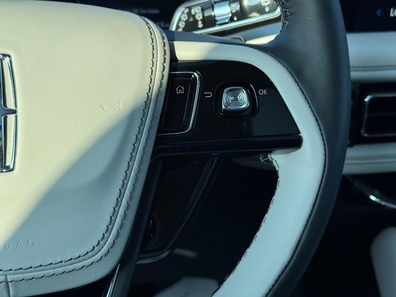 Lincoln Aviator Vehicle Full-screen Gallery Image 25