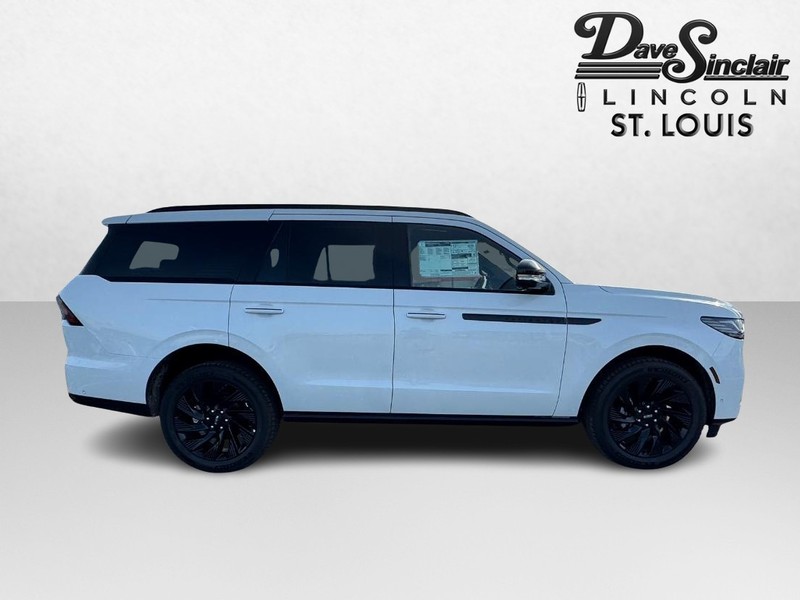 Lincoln Navigator Vehicle Full-screen Gallery Image 04