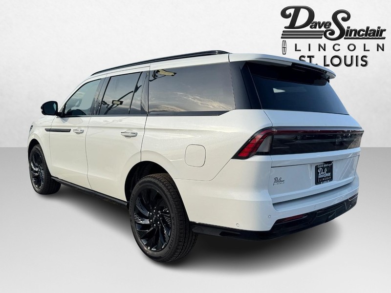 Lincoln Navigator Vehicle Full-screen Gallery Image 07