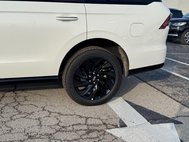 Lincoln Navigator Vehicle Full-screen Gallery Image 10