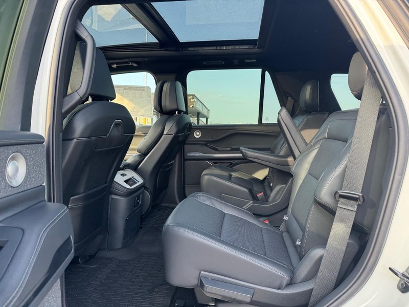 Lincoln Navigator Vehicle Full-screen Gallery Image 11