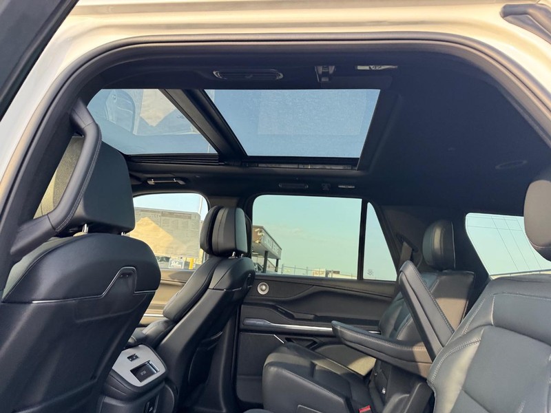 Lincoln Navigator Vehicle Full-screen Gallery Image 12