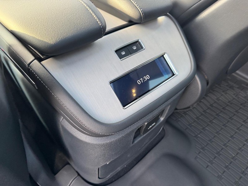 Lincoln Navigator Vehicle Full-screen Gallery Image 13