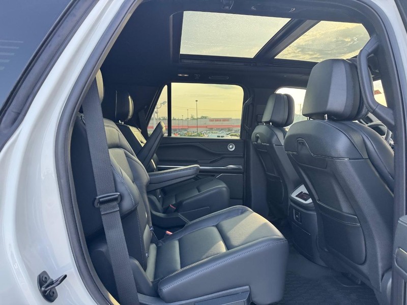Lincoln Navigator Vehicle Full-screen Gallery Image 15
