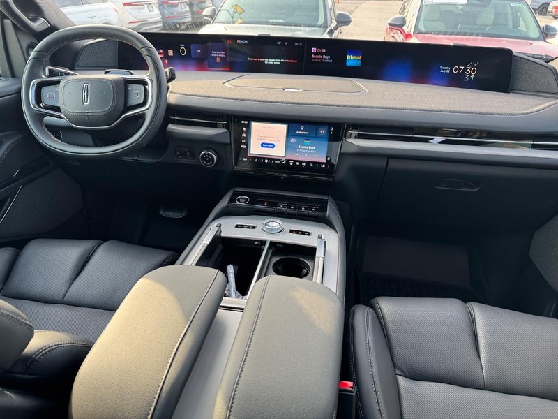 Lincoln Navigator Vehicle Full-screen Gallery Image 16