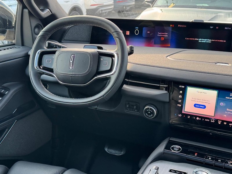 Lincoln Navigator Vehicle Full-screen Gallery Image 17