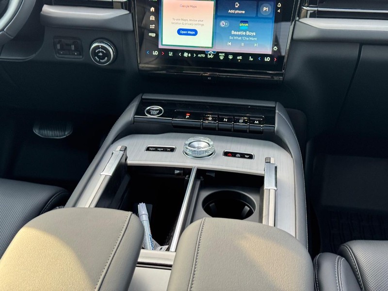Lincoln Navigator Vehicle Full-screen Gallery Image 19