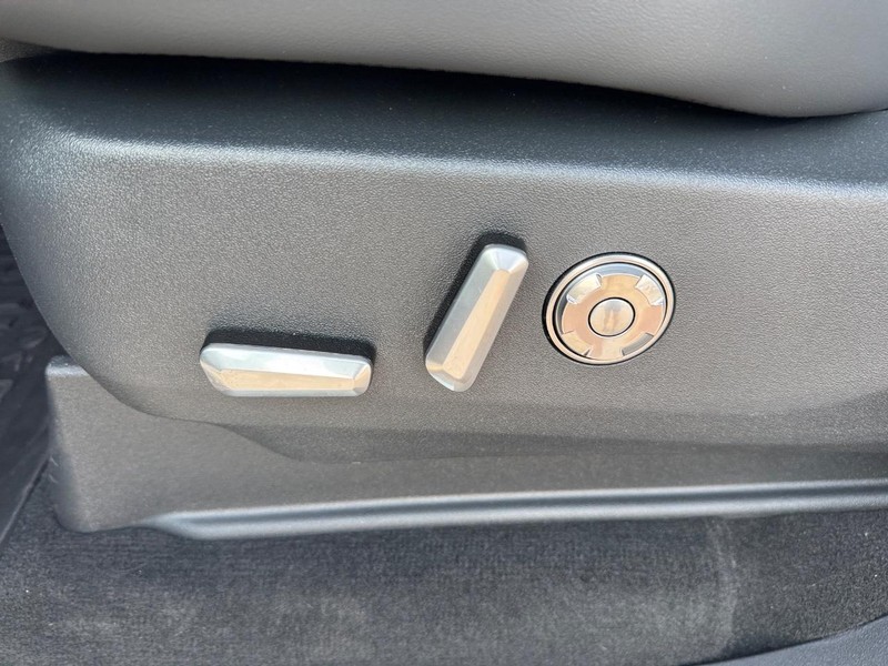 Lincoln Navigator Vehicle Full-screen Gallery Image 20