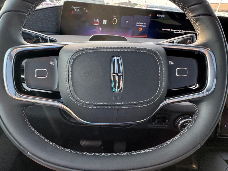 Lincoln Navigator Vehicle Full-screen Gallery Image 22