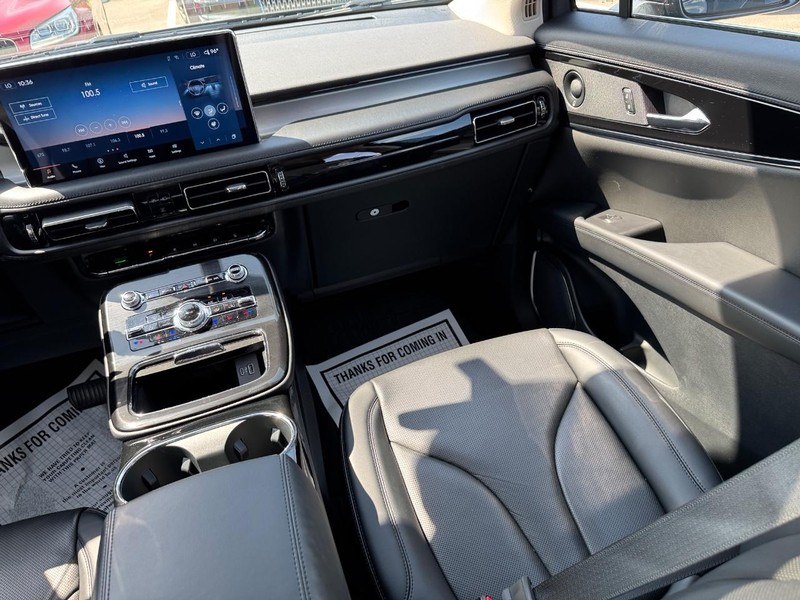 Lincoln Nautilus Vehicle Full-screen Gallery Image 16