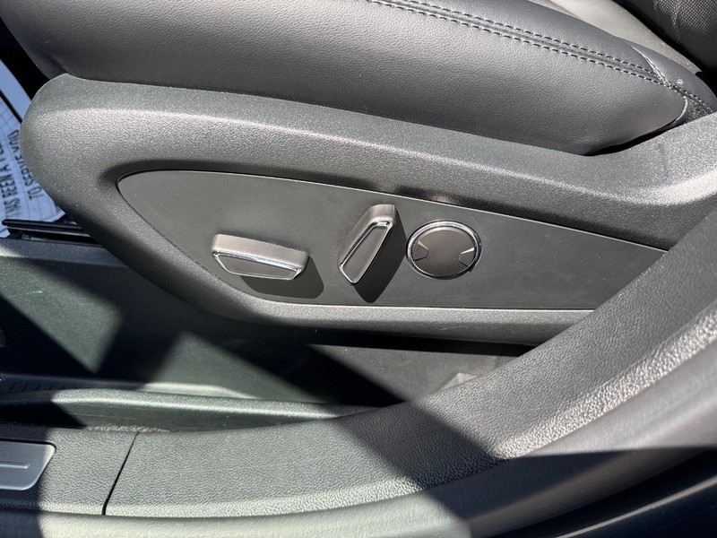 Lincoln Nautilus Vehicle Full-screen Gallery Image 17