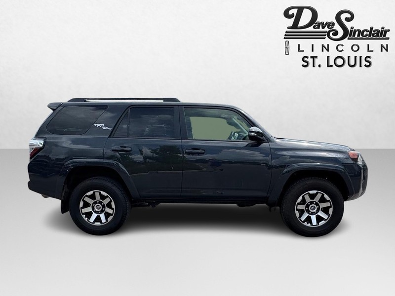 Toyota 4Runner Vehicle Full-screen Gallery Image 04