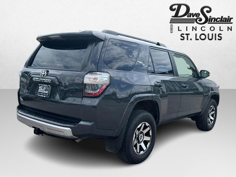 Toyota 4Runner Vehicle Full-screen Gallery Image 05