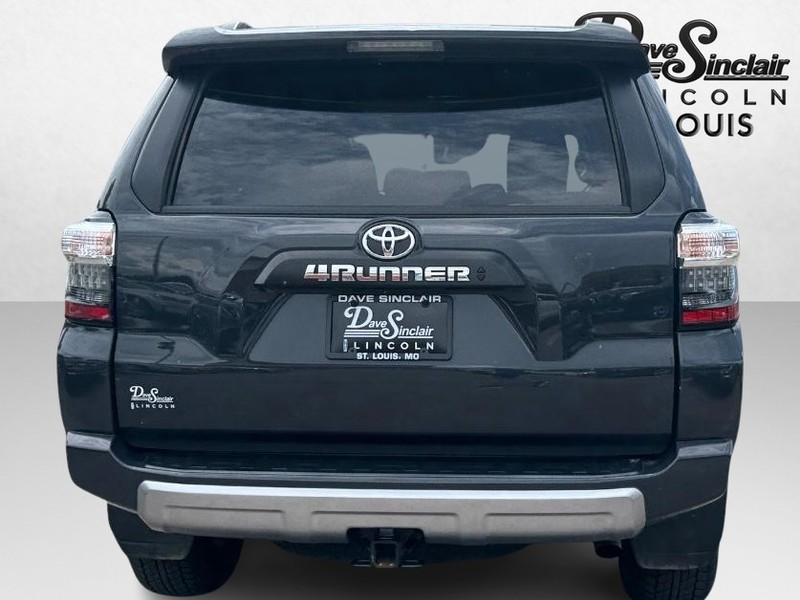 Toyota 4Runner Vehicle Full-screen Gallery Image 06