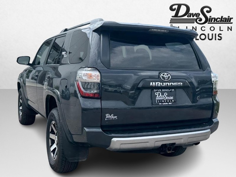 Toyota 4Runner Vehicle Full-screen Gallery Image 07