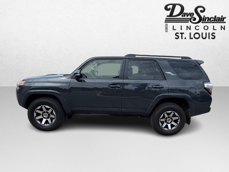 Toyota 4Runner Vehicle Full-screen Gallery Image 09
