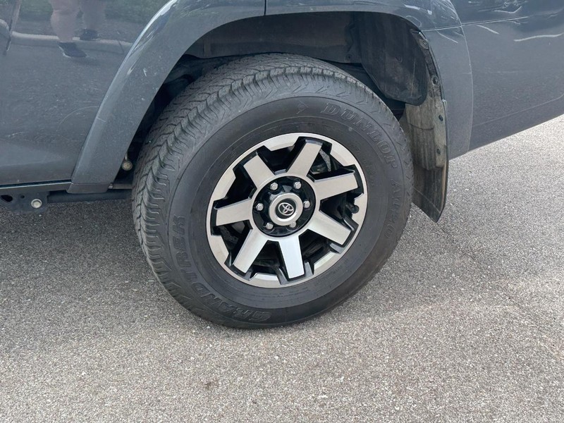 Toyota 4Runner Vehicle Full-screen Gallery Image 10