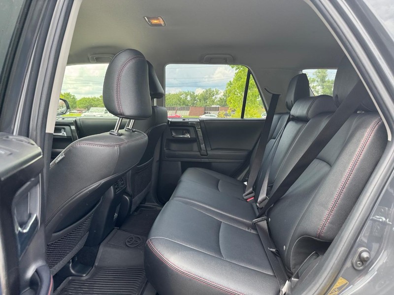 Toyota 4Runner Vehicle Full-screen Gallery Image 11