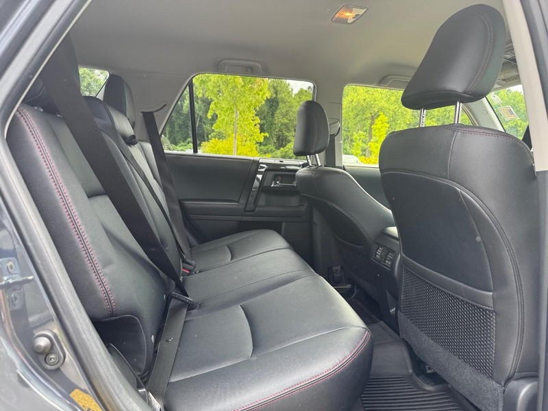 Toyota 4Runner Vehicle Full-screen Gallery Image 12