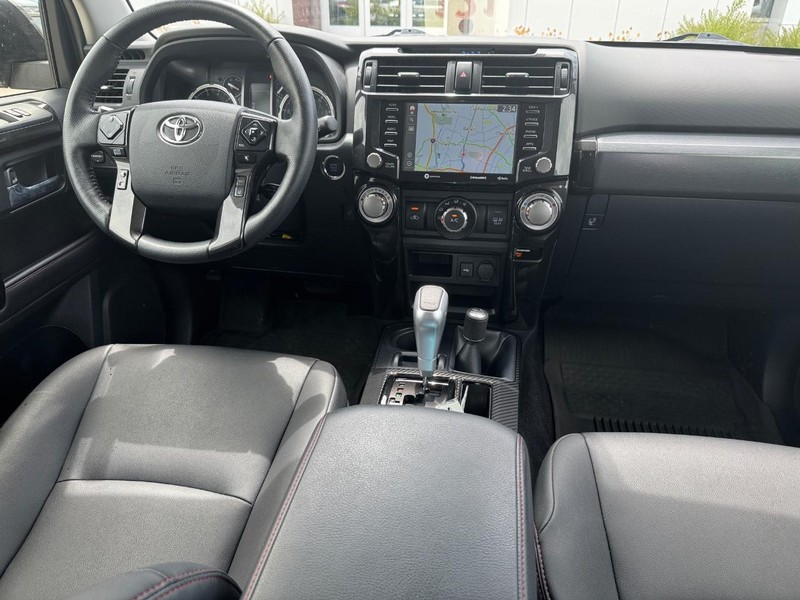 Toyota 4Runner Vehicle Full-screen Gallery Image 14