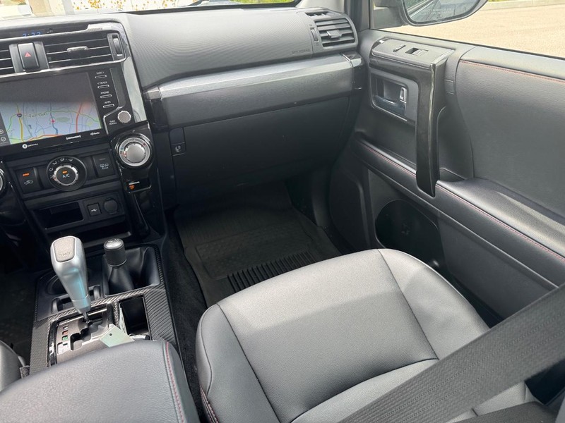 Toyota 4Runner Vehicle Full-screen Gallery Image 15