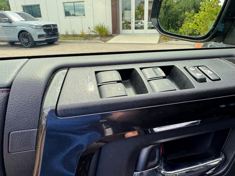 Toyota 4Runner Vehicle Full-screen Gallery Image 17