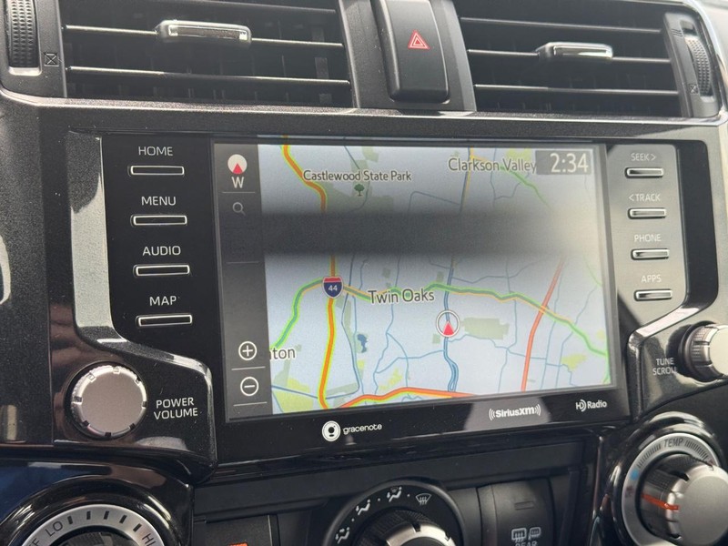 Toyota 4Runner Vehicle Full-screen Gallery Image 22