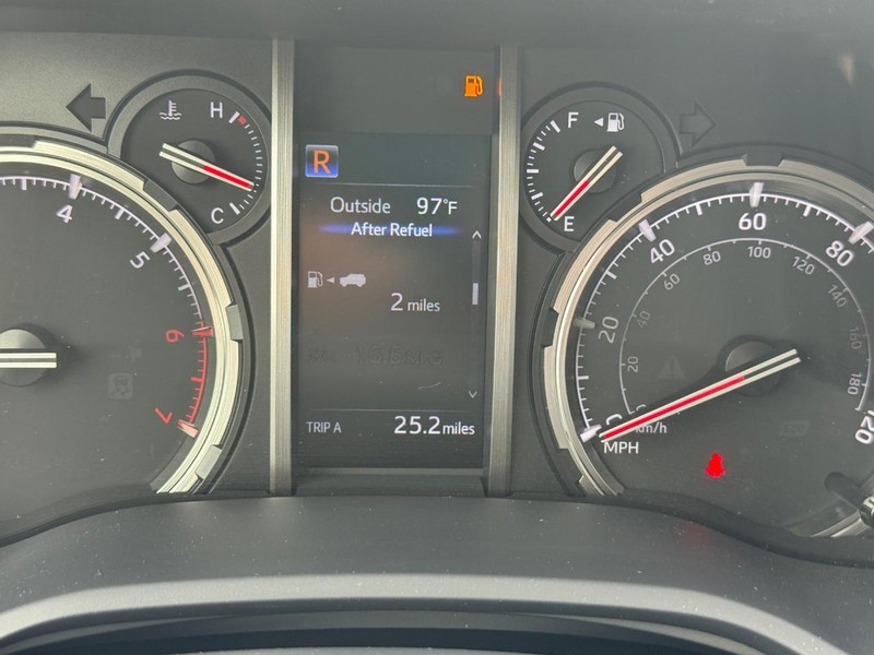 Toyota 4Runner Vehicle Full-screen Gallery Image 24