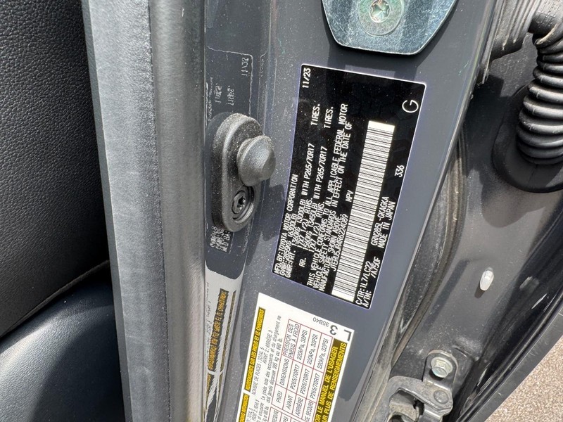 Toyota 4Runner Vehicle Full-screen Gallery Image 25