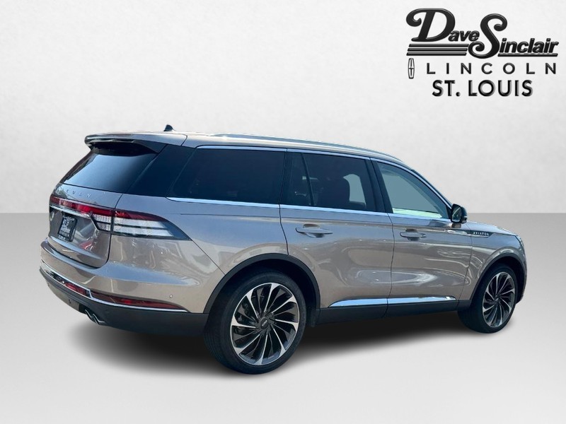 Lincoln Aviator Vehicle Full-screen Gallery Image 05