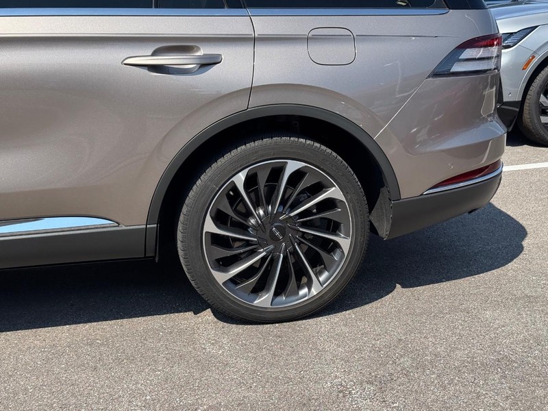 Lincoln Aviator Vehicle Full-screen Gallery Image 10