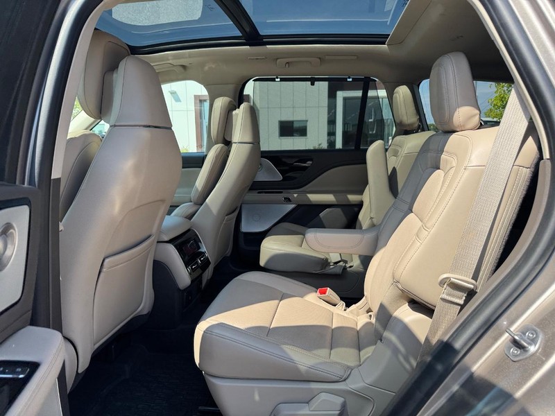 Lincoln Aviator Vehicle Full-screen Gallery Image 11